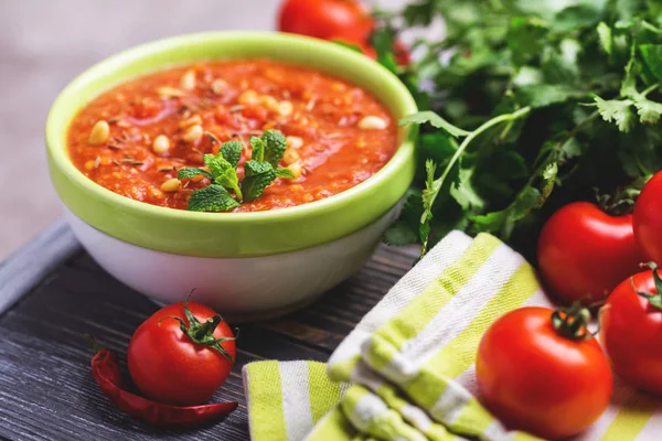 Hint domates Rasam mercimek, nane, kişniş ve kaju