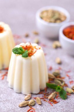 Hint kulfi tatlı, dondurma safranlı, nane, fındık ile