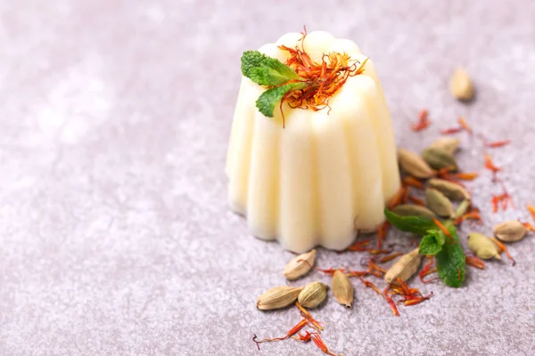 Indiase kulfi dessert, ijs met munt, safron, noten — Stockfoto