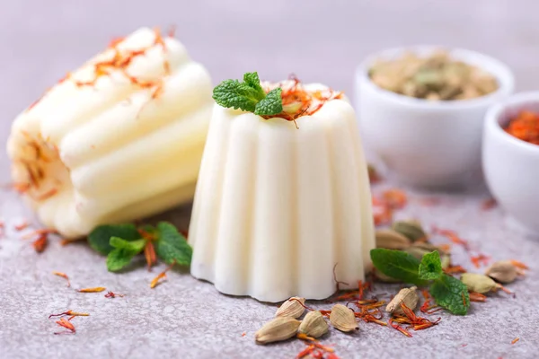 Indické kulfi dezert, zmrzlina s šafránem, máta, ořechy — Stock fotografie