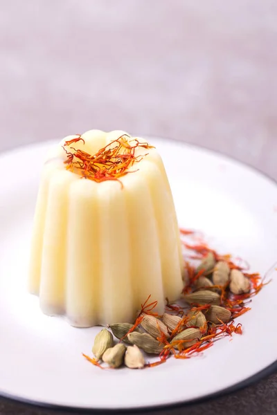 Индийский кулфийский десерт, мороженое с сафроном, мятой, орехами — стоковое фото