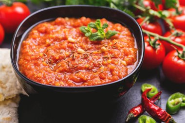 Hint domates Rasam mercimek, nane, kişniş ve kaju