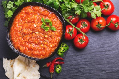 Hint domates Rasam mercimek, nane, kişniş ve kaju