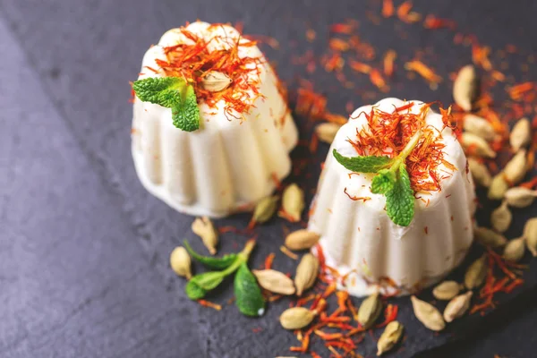 Sobremesa kulfi indiana, sorvete com safron, hortelã, nozes — Fotografia de Stock