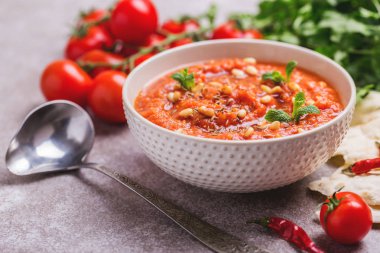 Hint domates Rasam mercimek, nane, kişniş ve kaju