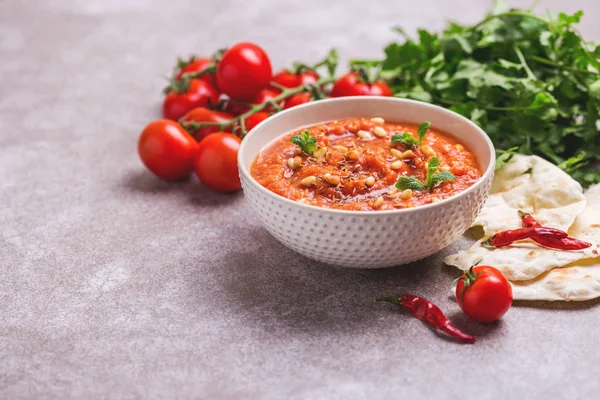Indischer Tomatenrasam mit Linsen, Minze, Koriander und Cashew — Stockfoto