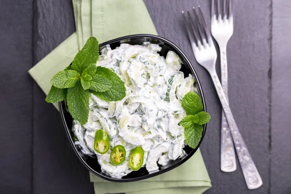 Indiase komkommer raita met yoghurt, munt, koriander. Griekse tzatzi — Stockfoto