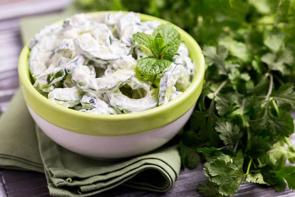 Indiase komkommer raita met yoghurt, munt, koriander. Griekse tzatzi — Stockfoto