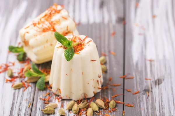 Indiase kulfi dessert, ijs met munt, safron, noten — Stockfoto