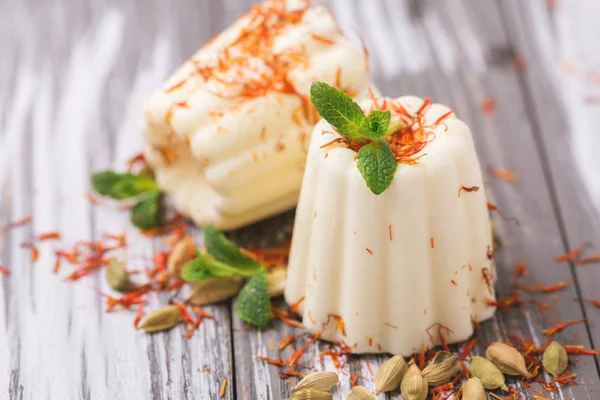 Indické kulfi dezert, zmrzlina s šafránem, máta, ořechy — Stock fotografie