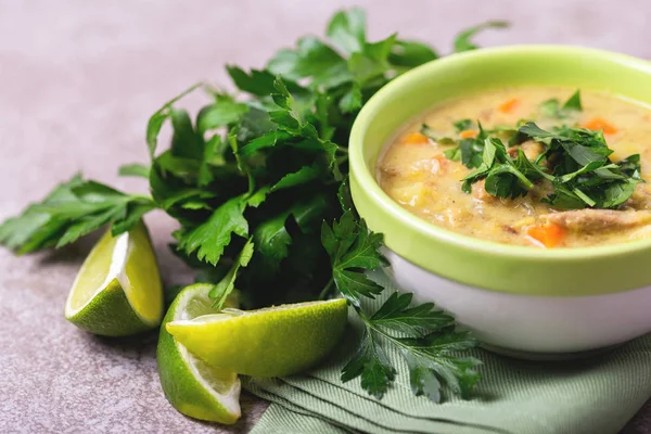 Индийский суп с чечевицей и петрушкой. Авторское пространство, горизонт — стоковое фото