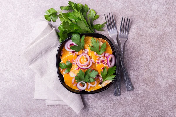 Італійський сицилійської помаранчевий салат з цибулею, петрушку. Copyspace, до — стокове фото