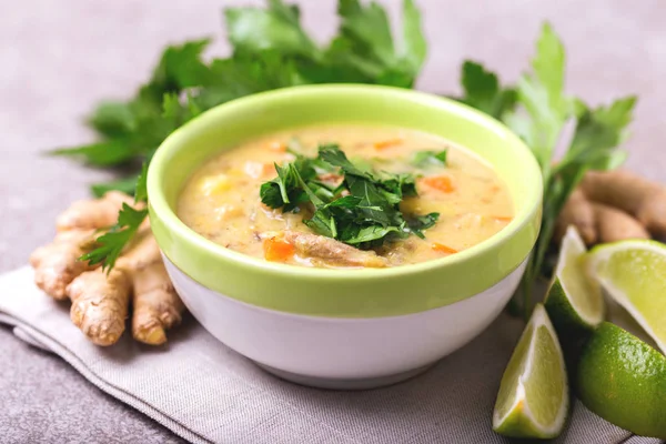 Indian Mulligatawny soup with lentil, parsley. Copyspace, horizo — Stock Photo, Image