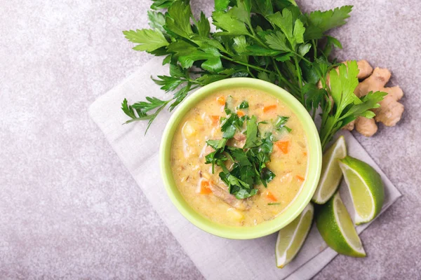 Indian Mulligatawny soup with lentil, parsley. Copyspace, top vi — Stock Photo, Image