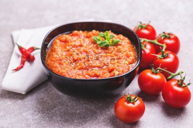 Hint domates Rasam mercimek, nane, kişniş ve kaju