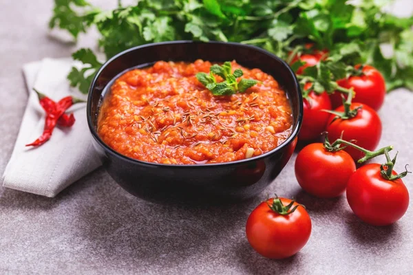 Rasam de tomate indiano com lentilha, hortelã, coentro e caju — Fotografia de Stock