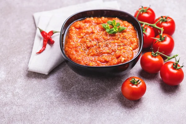 Rasam de tomate indiano com lentilha, hortelã, coentro e caju — Fotografia de Stock