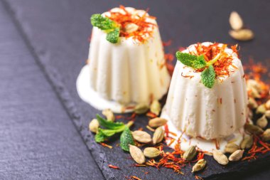Hint kulfi tatlı, dondurma safranlı, nane, fındık ile