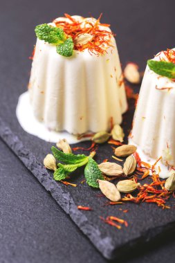 Hint kulfi tatlı, dondurma safranlı, nane, fındık ile