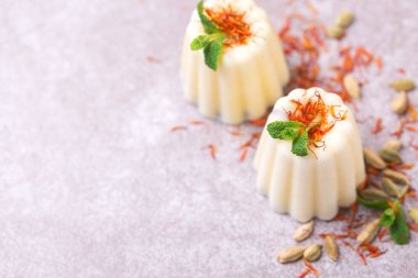 Hint kulfi tatlı, dondurma safranlı, nane, fındık ile