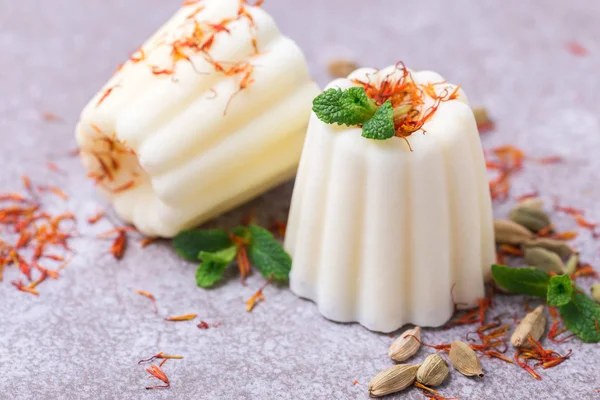 Indiase kulfi dessert, ijs met munt, safron, noten — Stockfoto