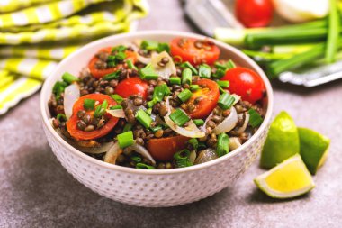 Sebzeler ile Hint mercimek salatası. Sağlıklı gıda, vejetaryen ve v