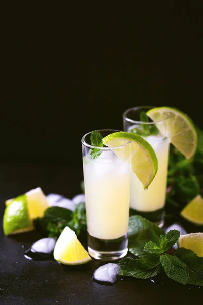 Italian lemon lime liqueur limoncello with ice and mint — Stock Photo, Image