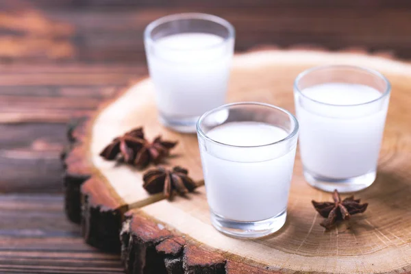 Álcool Raki com anis. Turco, grego aperitivo arak, Ouzo — Fotografia de Stock