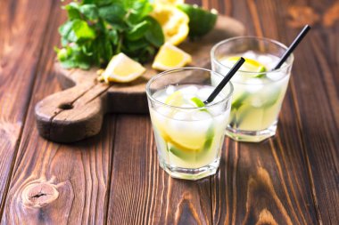 İtalyan limon limon likörü limoncello buz ve nane ile