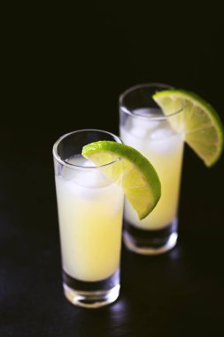 İtalyan limon limon likörü limoncello buz ve nane ile