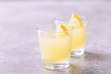 İtalyan limon limon likörü limoncello buz ve nane ile