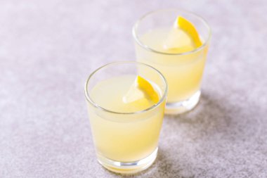 İtalyan limon limon likörü limoncello buz ve nane ile