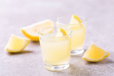 İtalyan limon limon likörü limoncello buz ve nane ile