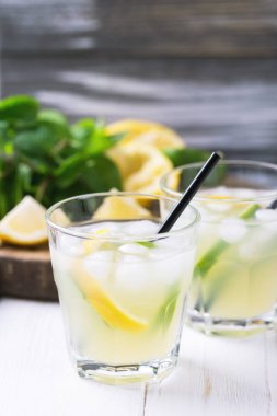 İtalyan limon limon likörü limoncello buz ve nane ile