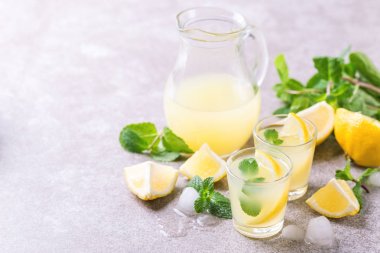 İtalyan limon limon likörü limoncello buz ve nane ile