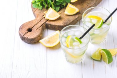 İtalyan limon limon likörü limoncello buz ve nane ile