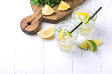 İtalyan limon limon likörü limoncello buz ve nane ile