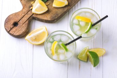 İtalyan limon limon likörü limoncello buz ve nane ile