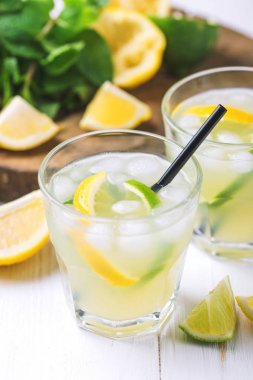 İtalyan limon limon likörü limoncello buz ve nane ile