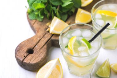 İtalyan limon limon likörü limoncello buz ve nane ile