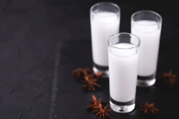 Alkohol rakije s anis. Turecké, řecký aperitiv arak, Ouzo — Stock fotografie