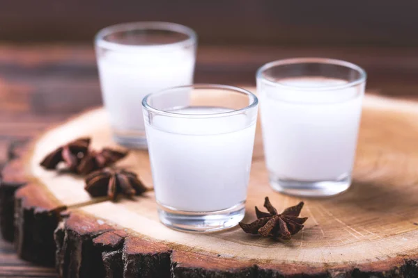 Álcool Raki com anis. Turco, grego aperitivo arak, Ouzo — Fotografia de Stock