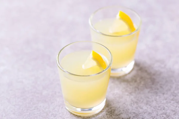 Olasz citrom lime likőr limoncello, jéggel és menta — Stock Fotó