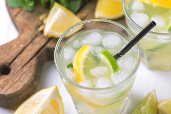 Italiensk citron lime likören limoncello med is och mynta — Stockfoto