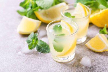 İtalyan limon limon likörü limoncello buz ve nane ile