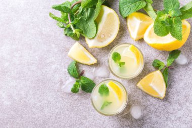 İtalyan limon limon likörü limoncello buz ve nane ile