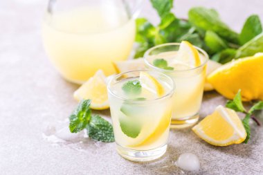 İtalyan limon limon likörü limoncello buz ve nane ile