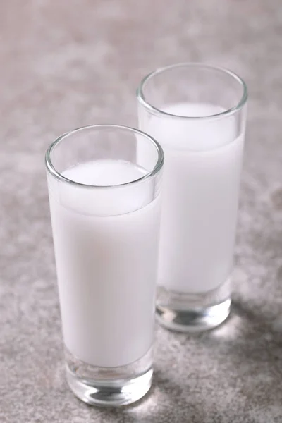 Alkohol rakije s anis. Turecké, řecký aperitiv arak, Ouzo — Stock fotografie