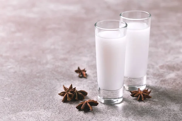 Álcool Raki com anis. Turco, grego aperitivo arak, Ouzo — Fotografia de Stock