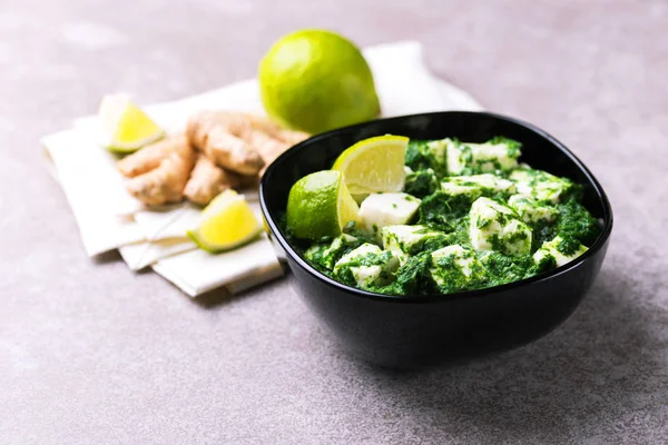 Traditionele Indiase keuken. Zelfgemaakte palak paneer. Copyspace, ho — Stockfoto